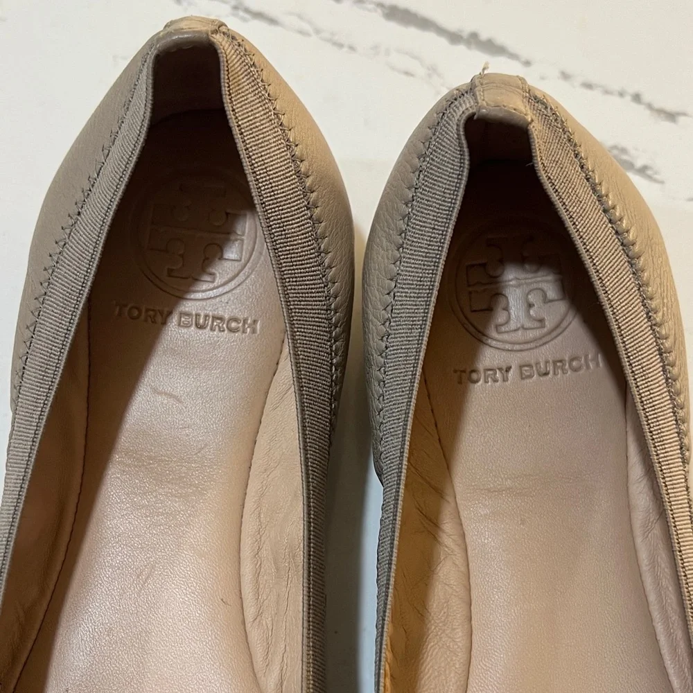 Tory Burch Women's Sand Caroline 2 Flats with Gold Logo size 8M